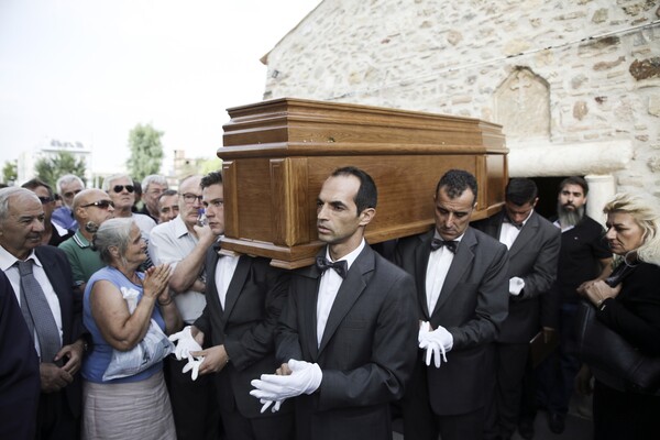 Ηθοποιοί και φίλοι είπαν το τελευταίο «αντίο» στον Ανδρέα Μπάρκουλη