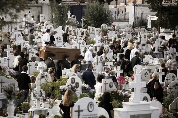 Ηθοποιοί και φίλοι είπαν το τελευταίο «αντίο» στον Ανδρέα Μπάρκουλη