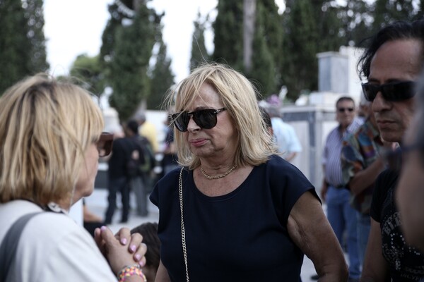 Ηθοποιοί και φίλοι είπαν το τελευταίο «αντίο» στον Ανδρέα Μπάρκουλη