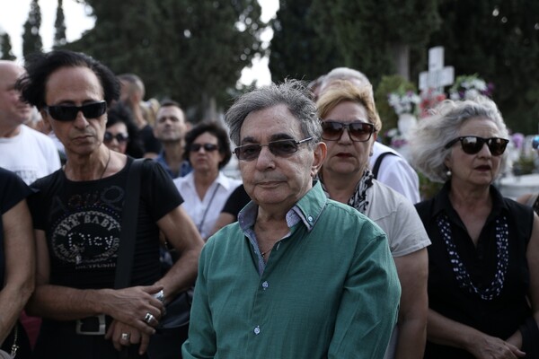 Ηθοποιοί και φίλοι είπαν το τελευταίο «αντίο» στον Ανδρέα Μπάρκουλη