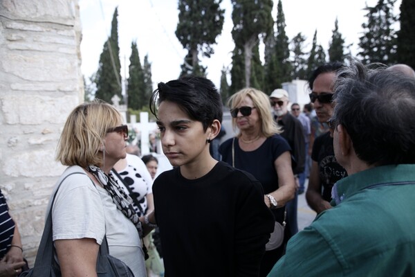 Ηθοποιοί και φίλοι είπαν το τελευταίο «αντίο» στον Ανδρέα Μπάρκουλη