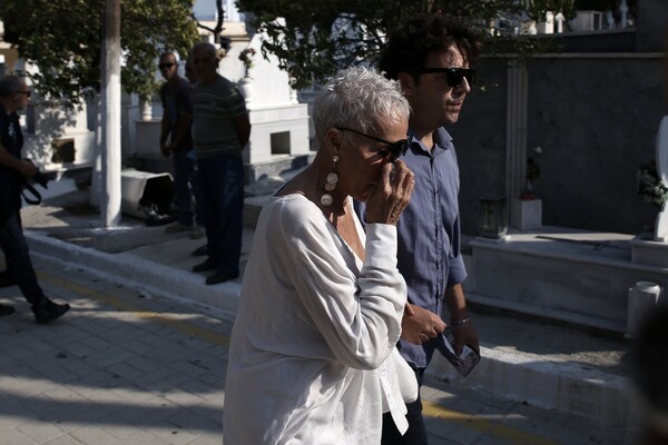 Ηθοποιοί και φίλοι είπαν το τελευταίο «αντίο» στον Ανδρέα Μπάρκουλη