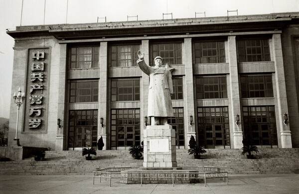 Όταν ο Άντι Γουόρχολ -άγνωστος μεταξύ αγνώστων- φωτογράφιζε την Κίνα του 1982