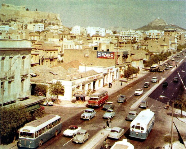 Η λεωφόρος Συγγρού στα sixties, με χαμηλά άσπρα σπίτια και κεραμίδια