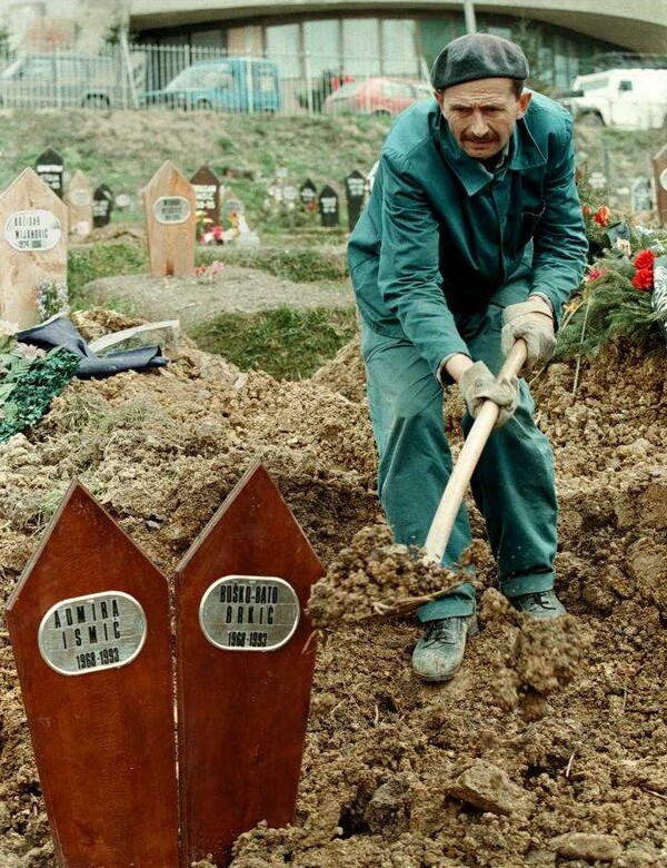 Η τραγική ιστορία του «Ρωμαίου» και της «Ιουλιέτας» της Βοσνίας που έγιναν παγκόσμιο σύμβολο ειρήνης