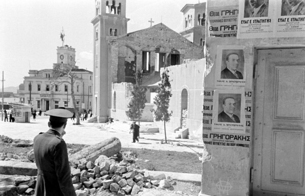 O βομβαρδισμένος ναός της Αγίας Τριάδας στον Πειραιά, τον Μάρτιο του 1946