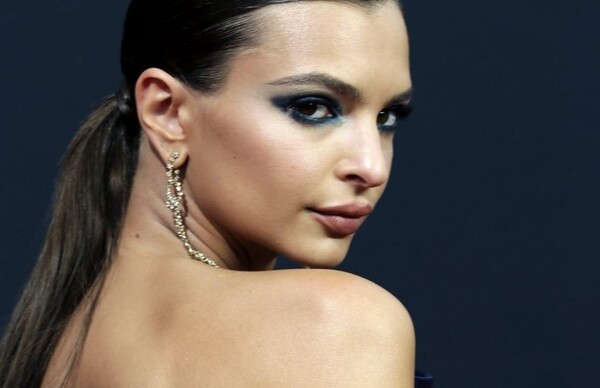 Mε οργή απαντά η Emily Ratajkowski στο λεύκωμα με τις γυμνές της πολαρόιντς