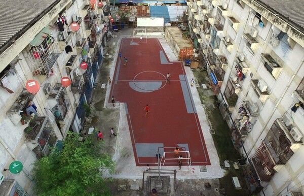 Εταιρεία κατασκεύασε τα πρώτα μη-συμμετρικά γήπεδα ποδοσφαίρου στις φτωχογειτονιές της Μπανγκόκ για καλό σκοπό