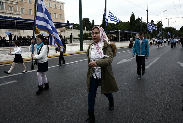 Η σημαιοφόρος με τη μαντήλα και μια μαθήτρια από το Αφγανιστάν