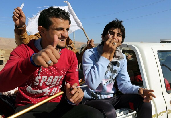 Ιρακινοί ξυρίζουν τα γένια τους και καπνίζουν γιορτάζοντας την απελευθέρωση από τους τζιχαντιστές
