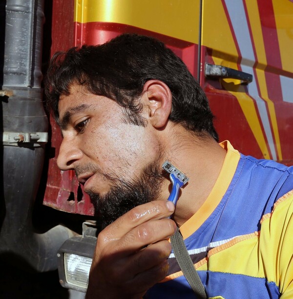 Ιρακινοί ξυρίζουν τα γένια τους και καπνίζουν γιορτάζοντας την απελευθέρωση από τους τζιχαντιστές