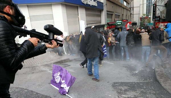 Σοβαρά επεισόδια στην Κωνσταντινούπολη: Η αστυνομία διέλυσε διαδήλωση με δακρυγόνα, πλαστικές σφαίρες και αντλίες νερού