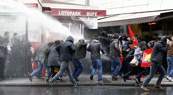 Σοβαρά επεισόδια στην Κωνσταντινούπολη: Η αστυνομία διέλυσε διαδήλωση με δακρυγόνα, πλαστικές σφαίρες και αντλίες νερού