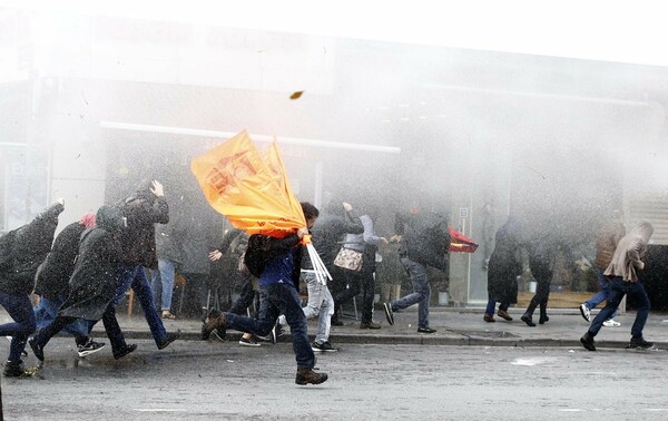Σοβαρά επεισόδια στην Κωνσταντινούπολη: Η αστυνομία διέλυσε διαδήλωση με δακρυγόνα, πλαστικές σφαίρες και αντλίες νερού