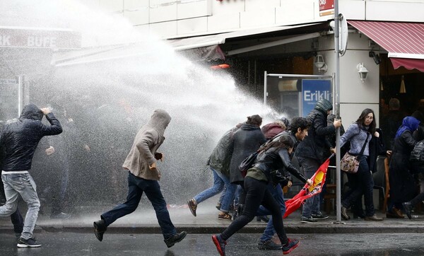 Σοβαρά επεισόδια στην Κωνσταντινούπολη: Η αστυνομία διέλυσε διαδήλωση με δακρυγόνα, πλαστικές σφαίρες και αντλίες νερού