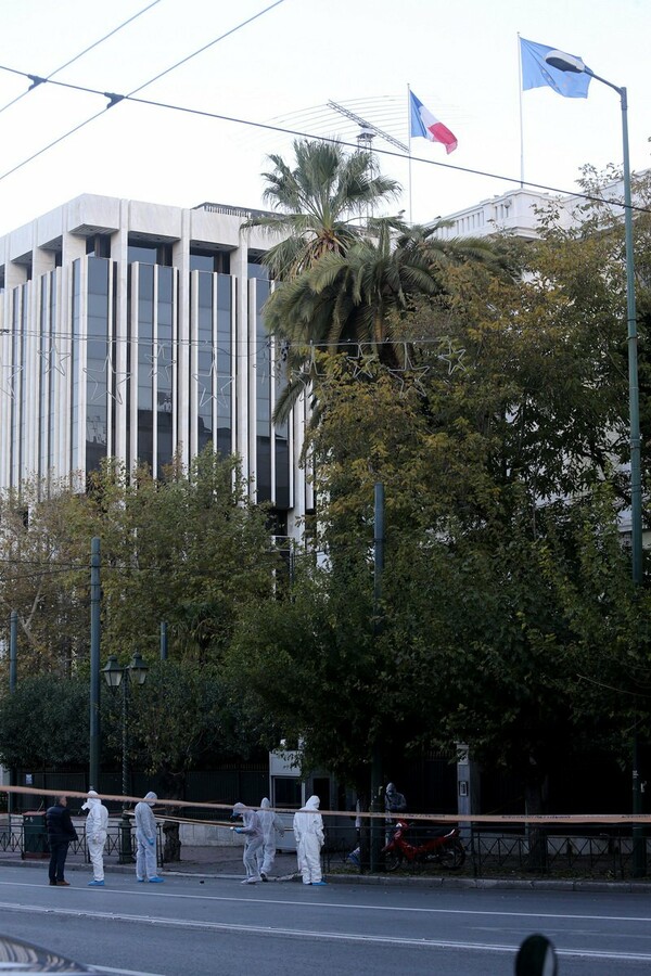 Πίσω από αστικό λεωφορείο είχαν κρυφτεί οι δράστες της επίθεσης στη γαλλική πρεσβεία