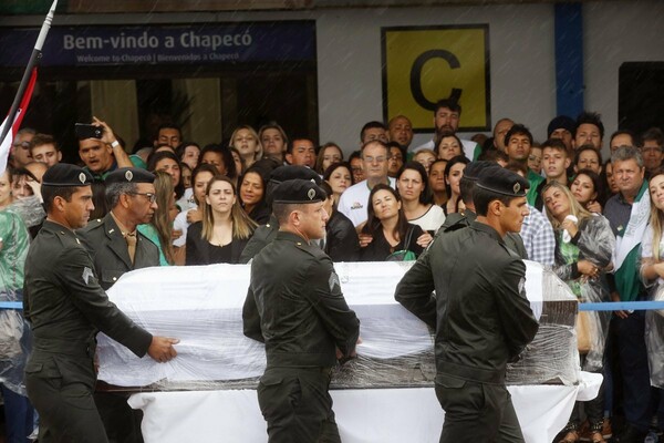 Βυθισμένοι στο πένθος χιλιάδες άνθρωποι αποχαιρετούν τους νεκρούς ποδοσφαιριστές της Σαπεκοένσε