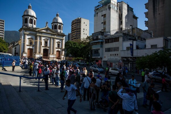 Xάος στη Βενεζουέλα με χιλιάδες ανθρώπους να κάνουν ουρές στις τράπεζες και συγκρούσεις