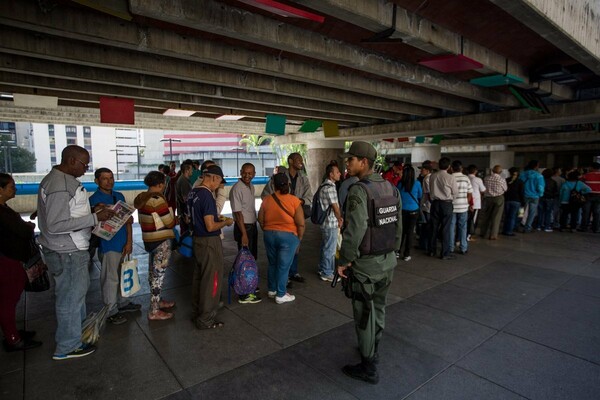 Xάος στη Βενεζουέλα με χιλιάδες ανθρώπους να κάνουν ουρές στις τράπεζες και συγκρούσεις