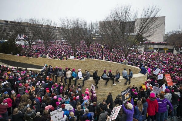 Women's March:Τεράστια η διαδήλωση- Περισσότεροι οι διαδηλωτές που πήραν το μετρό απ' όσους μετακινήθηκαν για την ορκωμοσία