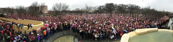 Women's March:Τεράστια η διαδήλωση- Περισσότεροι οι διαδηλωτές που πήραν το μετρό απ' όσους μετακινήθηκαν για την ορκωμοσία