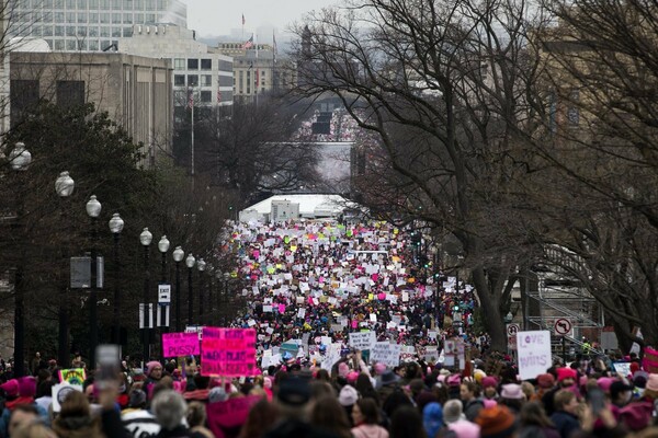 Women's March:Τεράστια η διαδήλωση- Περισσότεροι οι διαδηλωτές που πήραν το μετρό απ' όσους μετακινήθηκαν για την ορκωμοσία