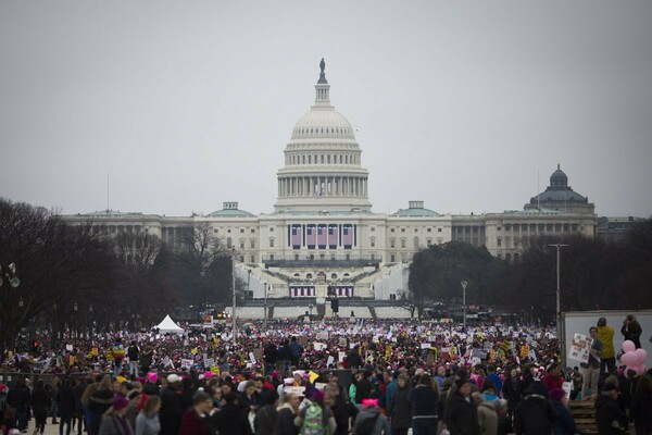 Women's March:Τεράστια η διαδήλωση- Περισσότεροι οι διαδηλωτές που πήραν το μετρό απ' όσους μετακινήθηκαν για την ορκωμοσία