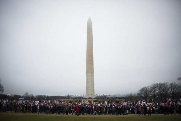 Women's March:Τεράστια η διαδήλωση- Περισσότεροι οι διαδηλωτές που πήραν το μετρό απ' όσους μετακινήθηκαν για την ορκωμοσία