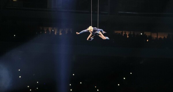 H Gaga ήταν θεαματική στο Super Bowl: Πέταξε, έκανε ακροβατικά, χόρεψε σε φρενήρη ρυθμό, αλλά δεν έκανε πολιτικό σχόλιο