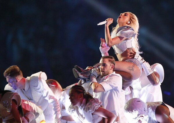 H Gaga ήταν θεαματική στο Super Bowl: Πέταξε, έκανε ακροβατικά, χόρεψε σε φρενήρη ρυθμό, αλλά δεν έκανε πολιτικό σχόλιο