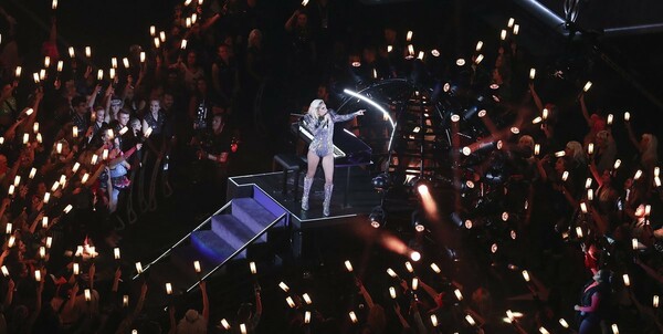 H Gaga ήταν θεαματική στο Super Bowl: Πέταξε, έκανε ακροβατικά, χόρεψε σε φρενήρη ρυθμό, αλλά δεν έκανε πολιτικό σχόλιο