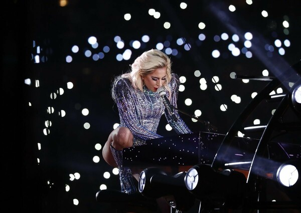 H Gaga ήταν θεαματική στο Super Bowl: Πέταξε, έκανε ακροβατικά, χόρεψε σε φρενήρη ρυθμό, αλλά δεν έκανε πολιτικό σχόλιο