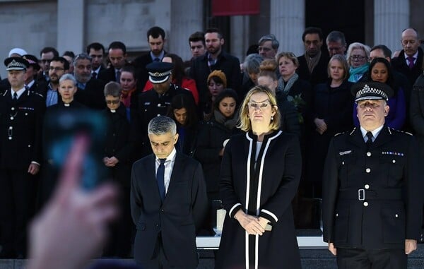 Χιλιάδες Λονδρέζοι στην πλατεία Τραφάλγκαρ τιμούν απόψε τα θύματα της επίθεσης