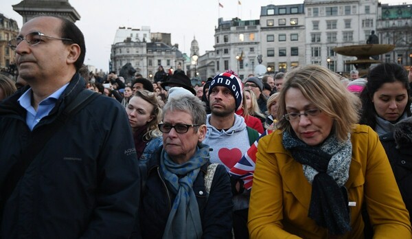 Χιλιάδες Λονδρέζοι στην πλατεία Τραφάλγκαρ τιμούν απόψε τα θύματα της επίθεσης