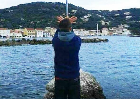 Ανήλικος Αλβανός σχημάτισε τον αλβανικό αετό κάτω από ελληνική σημαία, συνελήφθη χωρίς χαρτιά και θα απελαθεί