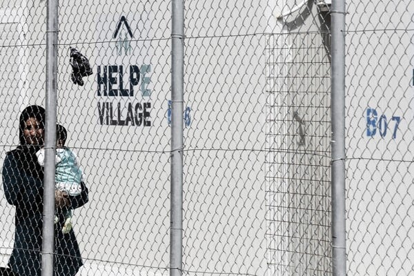 Σήμα κινδύνου από 8 ΜΚΟ για τις συνθήκες ασφαλείας στα κέντρα προσφύγων- Τι απαντά ο Μουζάλας