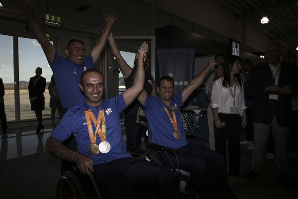 15 φωτογραφίες από την άφιξη της Ελληνικής Παραολυμπιακής Ομάδας που θριάμβευσε στο Ρίο