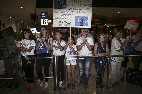 15 φωτογραφίες από την άφιξη της Ελληνικής Παραολυμπιακής Ομάδας που θριάμβευσε στο Ρίο