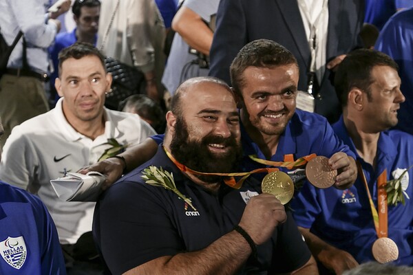 15 φωτογραφίες από την άφιξη της Ελληνικής Παραολυμπιακής Ομάδας που θριάμβευσε στο Ρίο