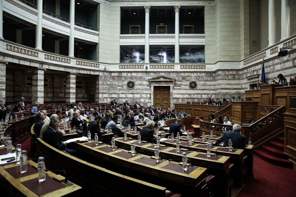 Υπερψηφίστηκε το πολυνομοσχέδιο με τα προαπαιτούμενα για την εκταμίευση της υποδόσης