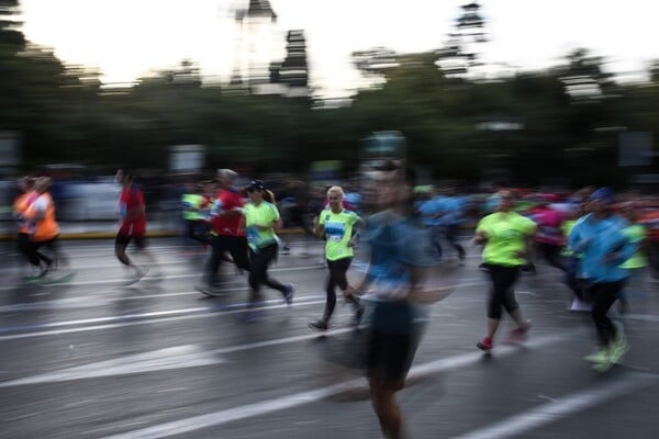 34ος Μαραθώνιος της Αθήνας: 50.000 δρομείς από όλο τον κόσμο στην γιορτή της πόλης