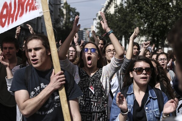 Οι μολότοφ στη Βουλή - Φωτογραφίες από τη σημερινή μαθητική πορεία