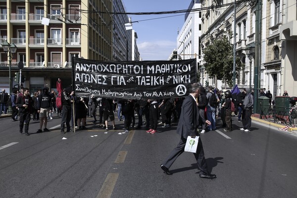 Οι μολότοφ στη Βουλή - Φωτογραφίες από τη σημερινή μαθητική πορεία