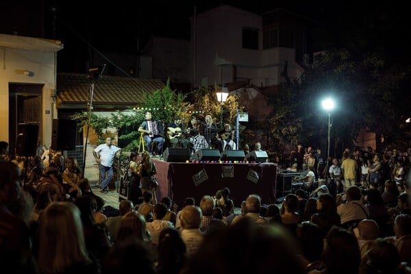 Οι Θεσσαλονικείς γέμισαν την πλατεία Τσιτσάνη για τη βραδιά- αφιέρωμα στον μεγάλο λαϊκό συνθέτη