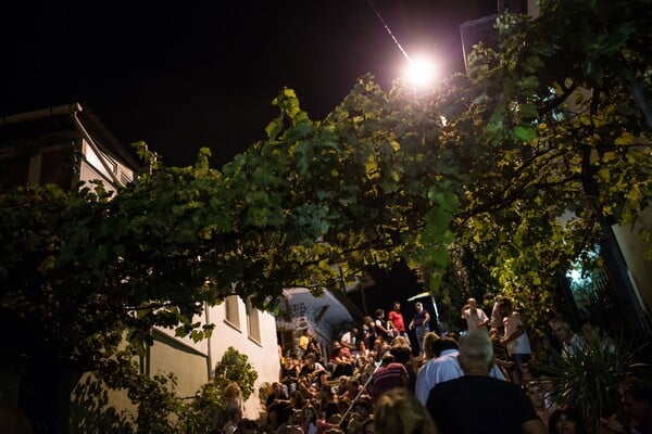 Οι Θεσσαλονικείς γέμισαν την πλατεία Τσιτσάνη για τη βραδιά- αφιέρωμα στον μεγάλο λαϊκό συνθέτη