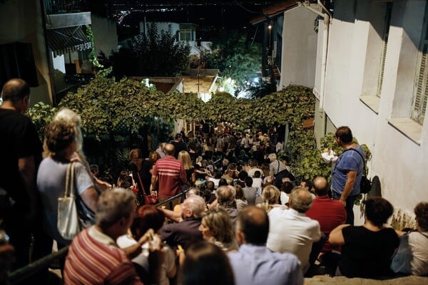 Οι Θεσσαλονικείς γέμισαν την πλατεία Τσιτσάνη για τη βραδιά- αφιέρωμα στον μεγάλο λαϊκό συνθέτη