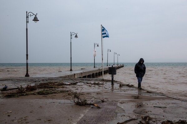 Εικόνες καταστροφής από τη Θεσσαλονίκη