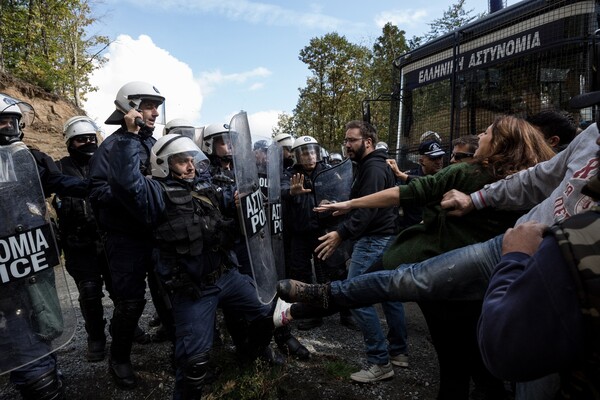 Ένταση με τα ΜΑΤ σε πορεία στις Σκουριές