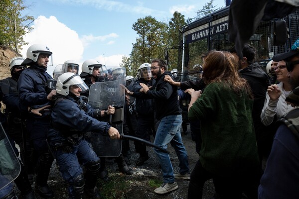 Ένταση με τα ΜΑΤ σε πορεία στις Σκουριές
