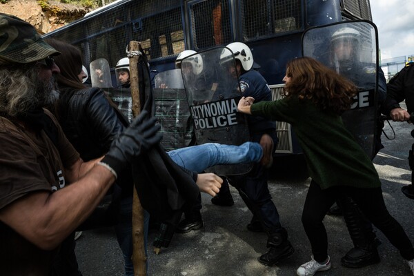 Ένταση με τα ΜΑΤ σε πορεία στις Σκουριές